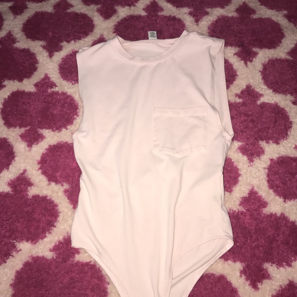 Sleeveless, pink, has a pocket